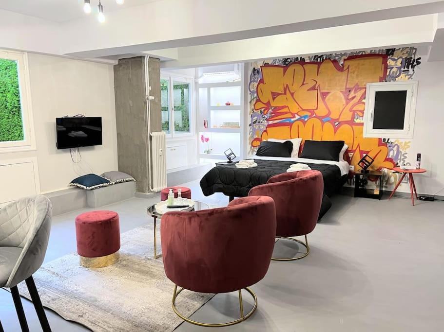 Brand New Modern Street-style /city Center Atina